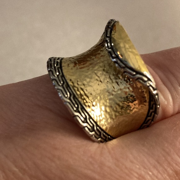 NWOT - Ladies Brushed Brass & Dark Silvertone Curved Ring - Sz 8 - Picture 4 of 11